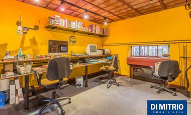 Este edificio tiene todo lo que necesitas: Tu Casa, tu Comercio, un Loft para renta y Cocheras!
