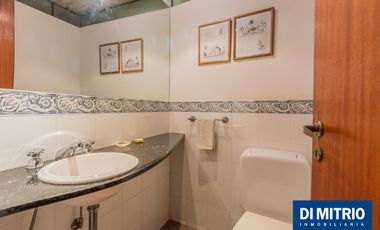 Este edificio tiene todo lo que necesitas: Tu Casa, tu Comercio, un Loft para renta y Cocheras!