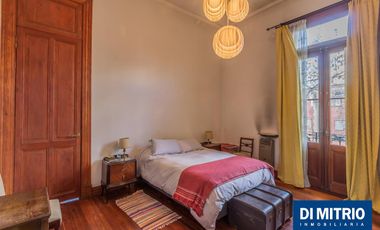 Este edificio tiene todo lo que necesitas: Tu Casa, tu Comercio, un Loft para renta y Cocheras!