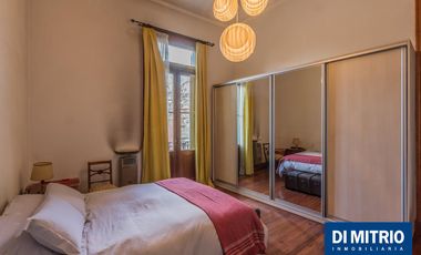 Este edificio tiene todo lo que necesitas: Tu Casa, tu Comercio, un Loft para renta y Cocheras!