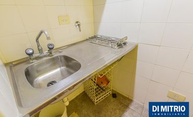 Este edificio tiene todo lo que necesitas: Tu Casa, tu Comercio, un Loft para renta y Cocheras!