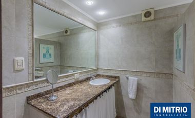 Este edificio tiene todo lo que necesitas: Tu Casa, tu Comercio, un Loft para renta y Cocheras!