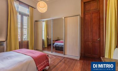 Este edificio tiene todo lo que necesitas: Tu Casa, tu Comercio, un Loft para renta y Cocheras!