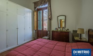 Este edificio tiene todo lo que necesitas: Tu Casa, tu Comercio, un Loft para renta y Cocheras!
