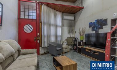 Este edificio tiene todo lo que necesitas: Tu Casa, tu Comercio, un Loft para renta y Cocheras!