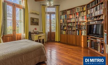 Este edificio tiene todo lo que necesitas: Tu Casa, tu Comercio, un Loft para renta y Cocheras!
