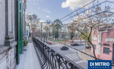 Este edificio tiene todo lo que necesitas: Tu Casa, tu Comercio, un Loft para renta y Cocheras!