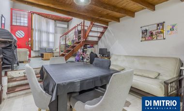 Este edificio tiene todo lo que necesitas: Tu Casa, tu Comercio, un Loft para renta y Cocheras!