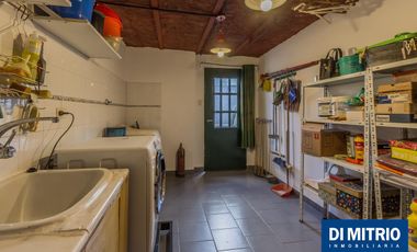 Este edificio tiene todo lo que necesitas: Tu Casa, tu Comercio, un Loft para renta y Cocheras!
