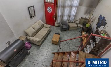 Este edificio tiene todo lo que necesitas: Tu Casa, tu Comercio, un Loft para renta y Cocheras!