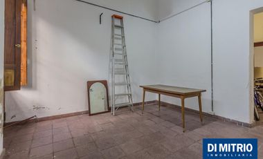 Este edificio tiene todo lo que necesitas: Tu Casa, tu Comercio, un Loft para renta y Cocheras!