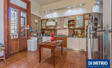 Este edificio tiene todo lo que necesitas: Tu Casa, tu Comercio, un Loft para renta y Cocheras!