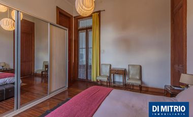 Este edificio tiene todo lo que necesitas: Tu Casa, tu Comercio, un Loft para renta y Cocheras!