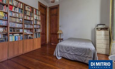 Este edificio tiene todo lo que necesitas: Tu Casa, tu Comercio, un Loft para renta y Cocheras!