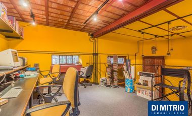 Este edificio tiene todo lo que necesitas: Tu Casa, tu Comercio, un Loft para renta y Cocheras!