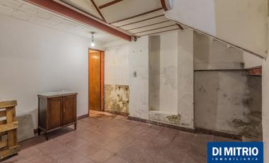 Este edificio tiene todo lo que necesitas: Tu Casa, tu Comercio, un Loft para renta y Cocheras!