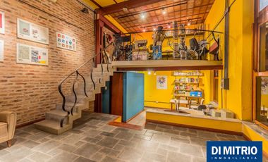 Este edificio tiene todo lo que necesitas: Tu Casa, tu Comercio, un Loft para renta y Cocheras!