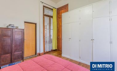 Este edificio tiene todo lo que necesitas: Tu Casa, tu Comercio, un Loft para renta y Cocheras!