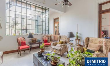 Este edificio tiene todo lo que necesitas: Tu Casa, tu Comercio, un Loft para renta y Cocheras!