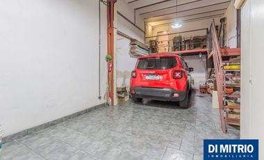 Este edificio tiene todo lo que necesitas: Tu Casa, tu Comercio, un Loft para renta y Cocheras!