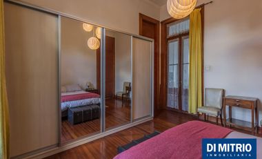 Este edificio tiene todo lo que necesitas: Tu Casa, tu Comercio, un Loft para renta y Cocheras!