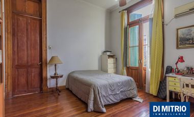 Este edificio tiene todo lo que necesitas: Tu Casa, tu Comercio, un Loft para renta y Cocheras!