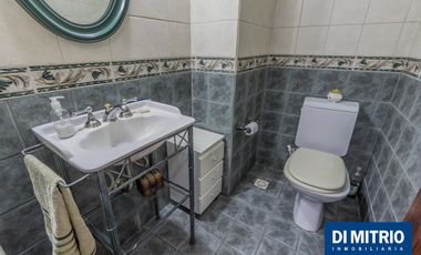 Este edificio tiene todo lo que necesitas: Tu Casa, tu Comercio, un Loft para renta y Cocheras!