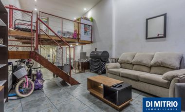 Este edificio tiene todo lo que necesitas: Tu Casa, tu Comercio, un Loft para renta y Cocheras!