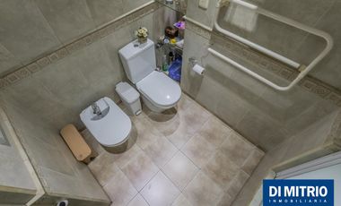 Este edificio tiene todo lo que necesitas: Tu Casa, tu Comercio, un Loft para renta y Cocheras!