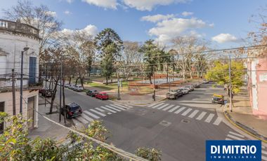 Este edificio tiene todo lo que necesitas: Tu Casa, tu Comercio, un Loft para renta y Cocheras!