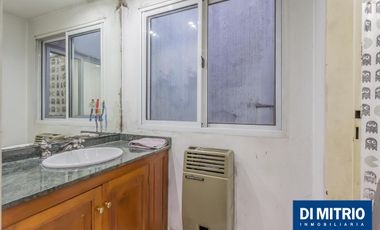 Este edificio tiene todo lo que necesitas: Tu Casa, tu Comercio, un Loft para renta y Cocheras!
