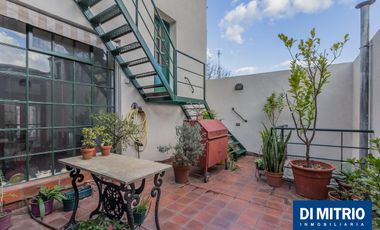 Este edificio tiene todo lo que necesitas: Tu Casa, tu Comercio, un Loft para renta y Cocheras!