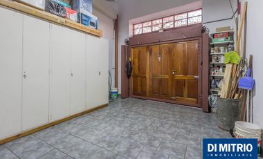 Este edificio tiene todo lo que necesitas: Tu Casa, tu Comercio, un Loft para renta y Cocheras!