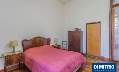 Este edificio tiene todo lo que necesitas: Tu Casa, tu Comercio, un Loft para renta y Cocheras!