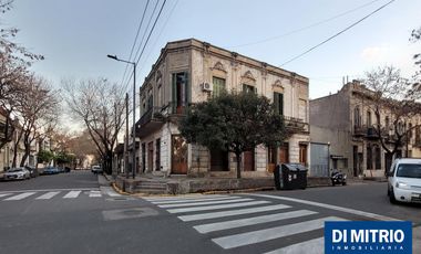 Este edificio tiene todo lo que necesitas: Tu Casa, tu Comercio, un Loft para renta y Cocheras!