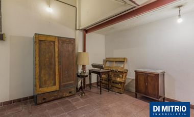 Este edificio tiene todo lo que necesitas: Tu Casa, tu Comercio, un Loft para renta y Cocheras!