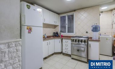 Este edificio tiene todo lo que necesitas: Tu Casa, tu Comercio, un Loft para renta y Cocheras!