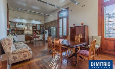 Este edificio tiene todo lo que necesitas: Tu Casa, tu Comercio, un Loft para renta y Cocheras!