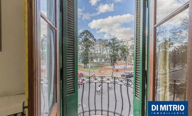 Este edificio tiene todo lo que necesitas: Tu Casa, tu Comercio, un Loft para renta y Cocheras!