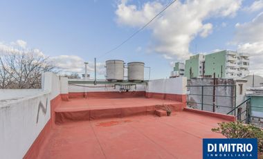 Este edificio tiene todo lo que necesitas: Tu Casa, tu Comercio, un Loft para renta y Cocheras!