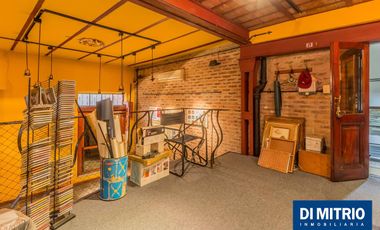 Este edificio tiene todo lo que necesitas: Tu Casa, tu Comercio, un Loft para renta y Cocheras!