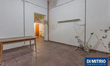 Este edificio tiene todo lo que necesitas: Tu Casa, tu Comercio, un Loft para renta y Cocheras!