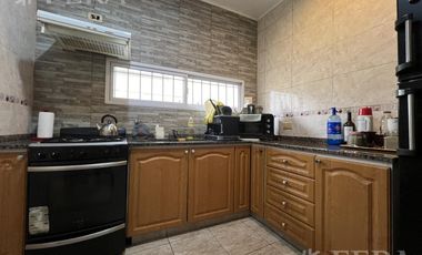 Venta de Casa 4 ambientes con cochera en Wilde