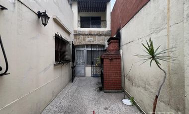 Venta de Casa 4 ambientes con cochera en Wilde