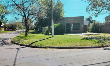 Local en esquina sobre importante calle de Fisherton Residencial