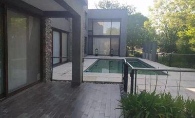 Casa venta - 4 dormitorios 4 baños - 600mts2 totales - Abril Club De Campo