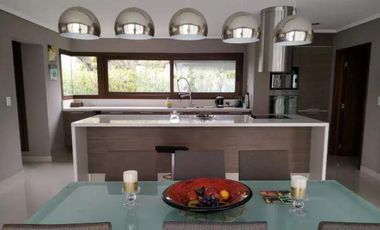 Casa venta - 4 dormitorios 4 baños - 600mts2 totales - Abril Club De Campo