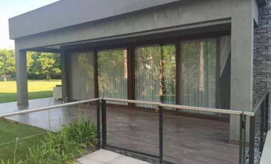 Casa venta - 4 dormitorios 4 baños - 600mts2 totales - Abril Club De Campo