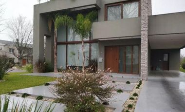 Casa venta - 4 dormitorios 4 baños - 600mts2 totales - Abril Club De Campo