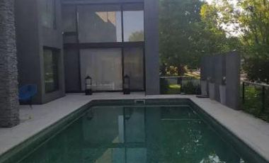 Casa venta - 4 dormitorios 4 baños - 600mts2 totales - Abril Club De Campo